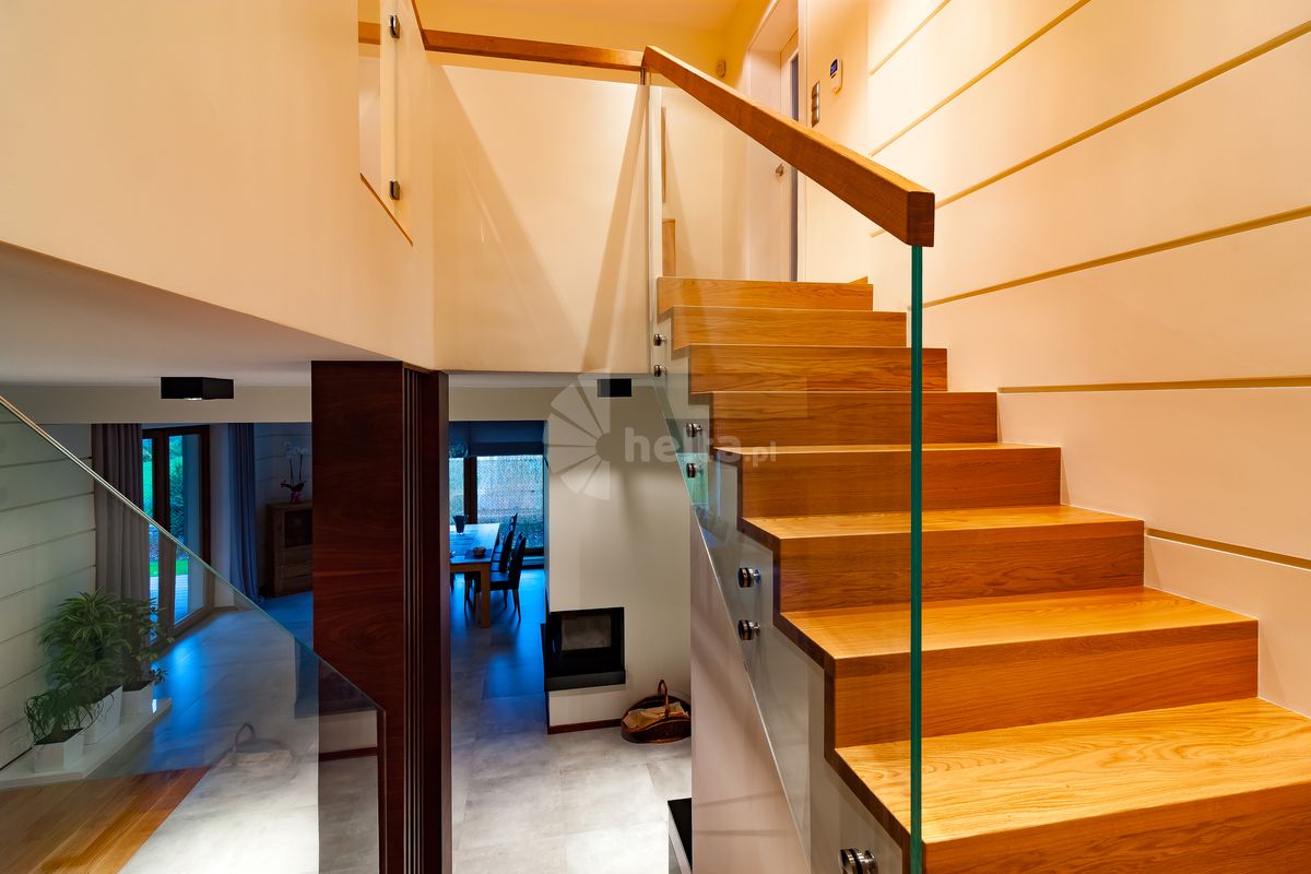 schody dywanowe drewniane na beton