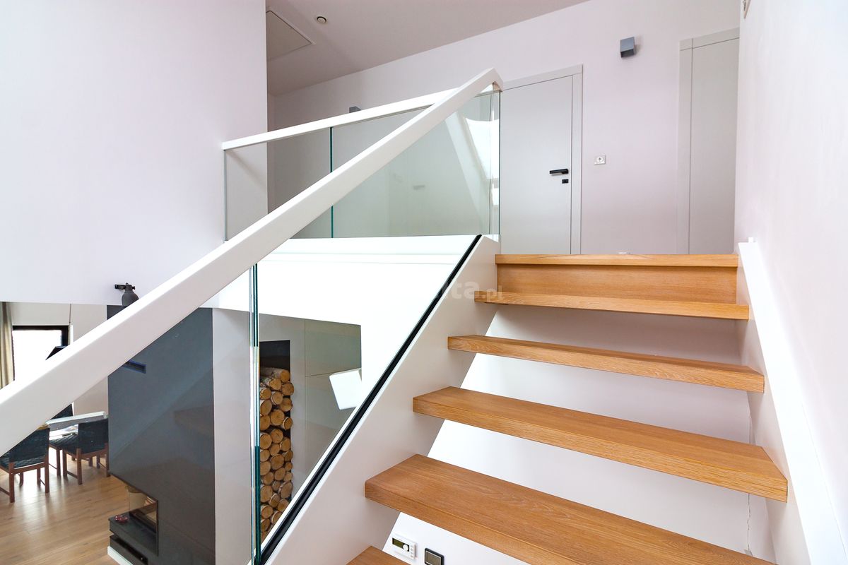 białe schody z drewnianymi stopniami