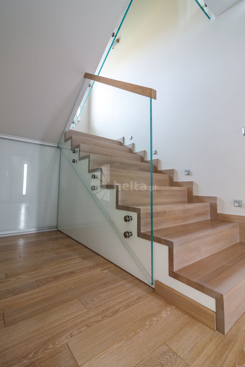 nowoczesne schody w salonie