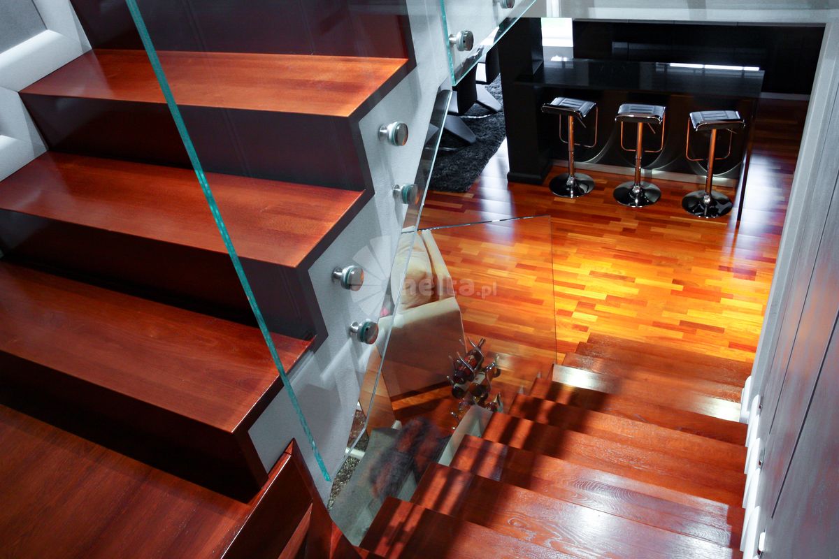 nowoczesne schody w salonie